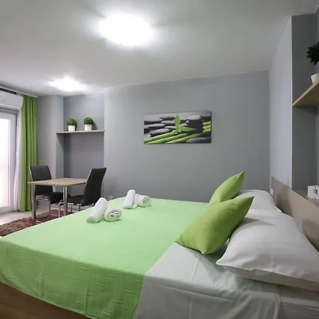 ゲストハウス And With Wifi - 14528 ザダル